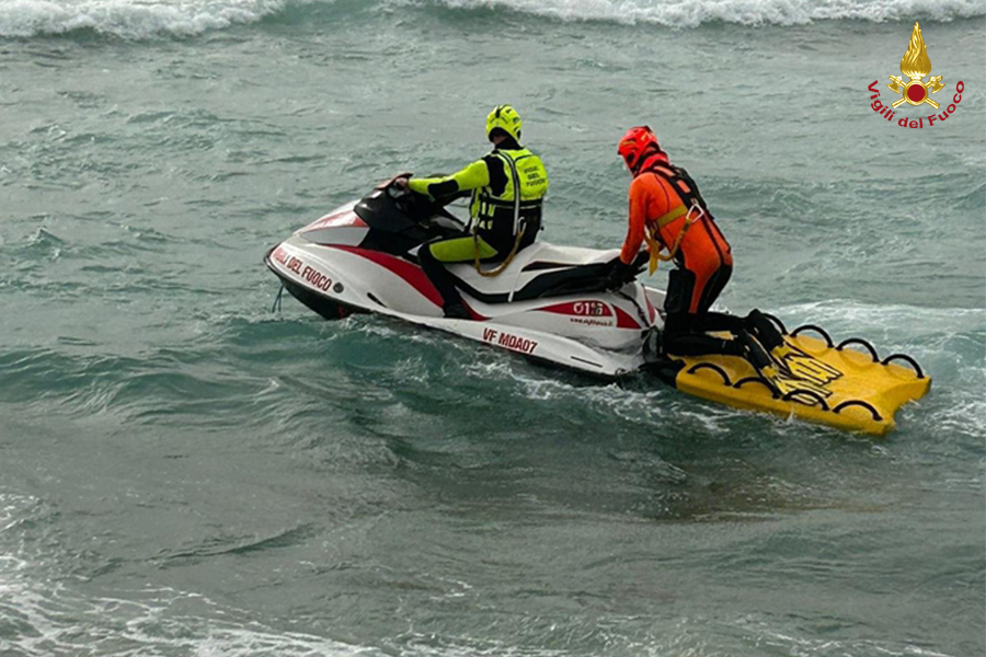 Crotone, naufragio migranti: continuano le operazioni di soccorso. 59 vittime recuperate