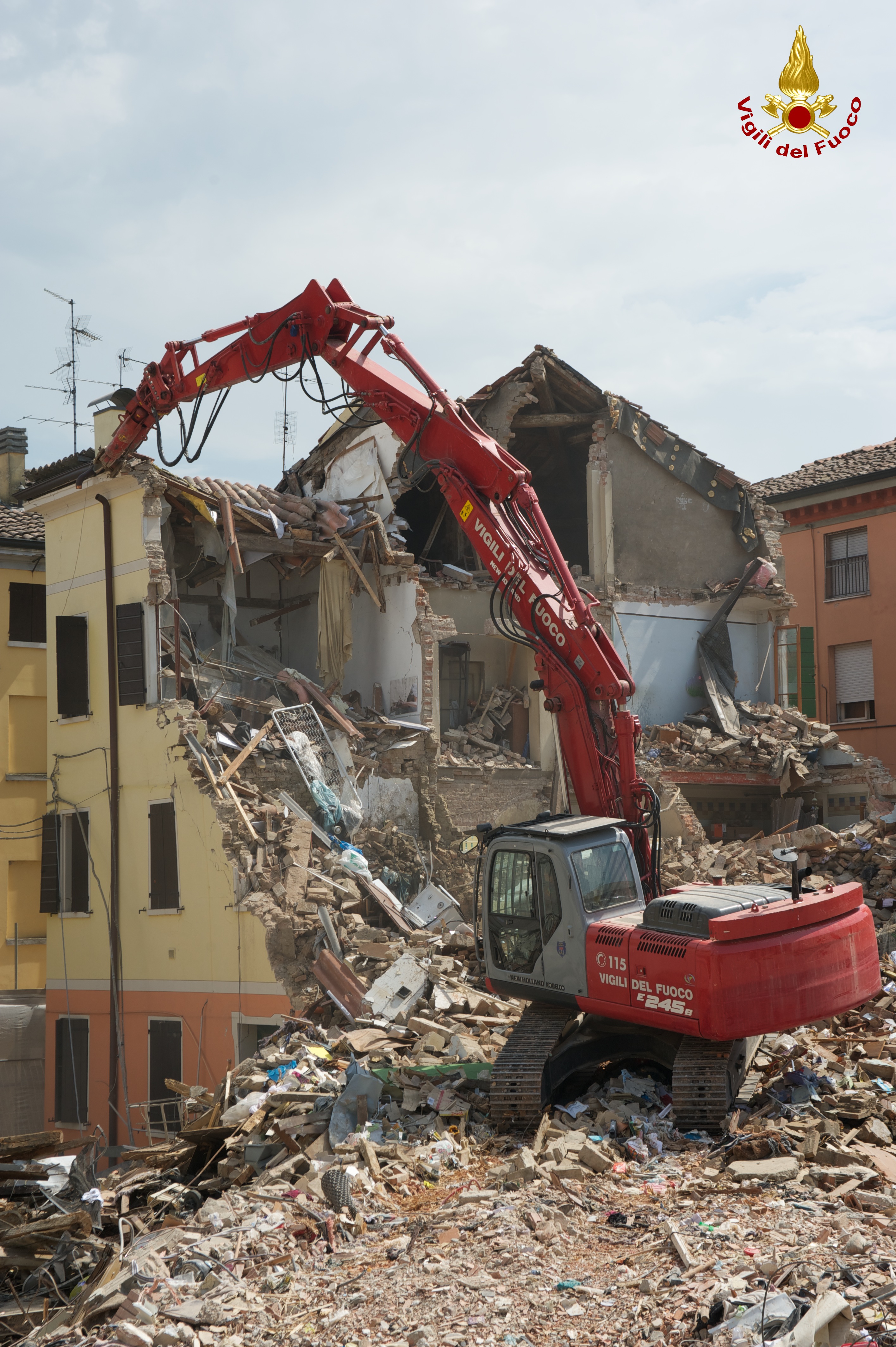 Demolizione abitazione in centro a Cavezzo (MO), tramite mezzo speciale VvF Belluno.