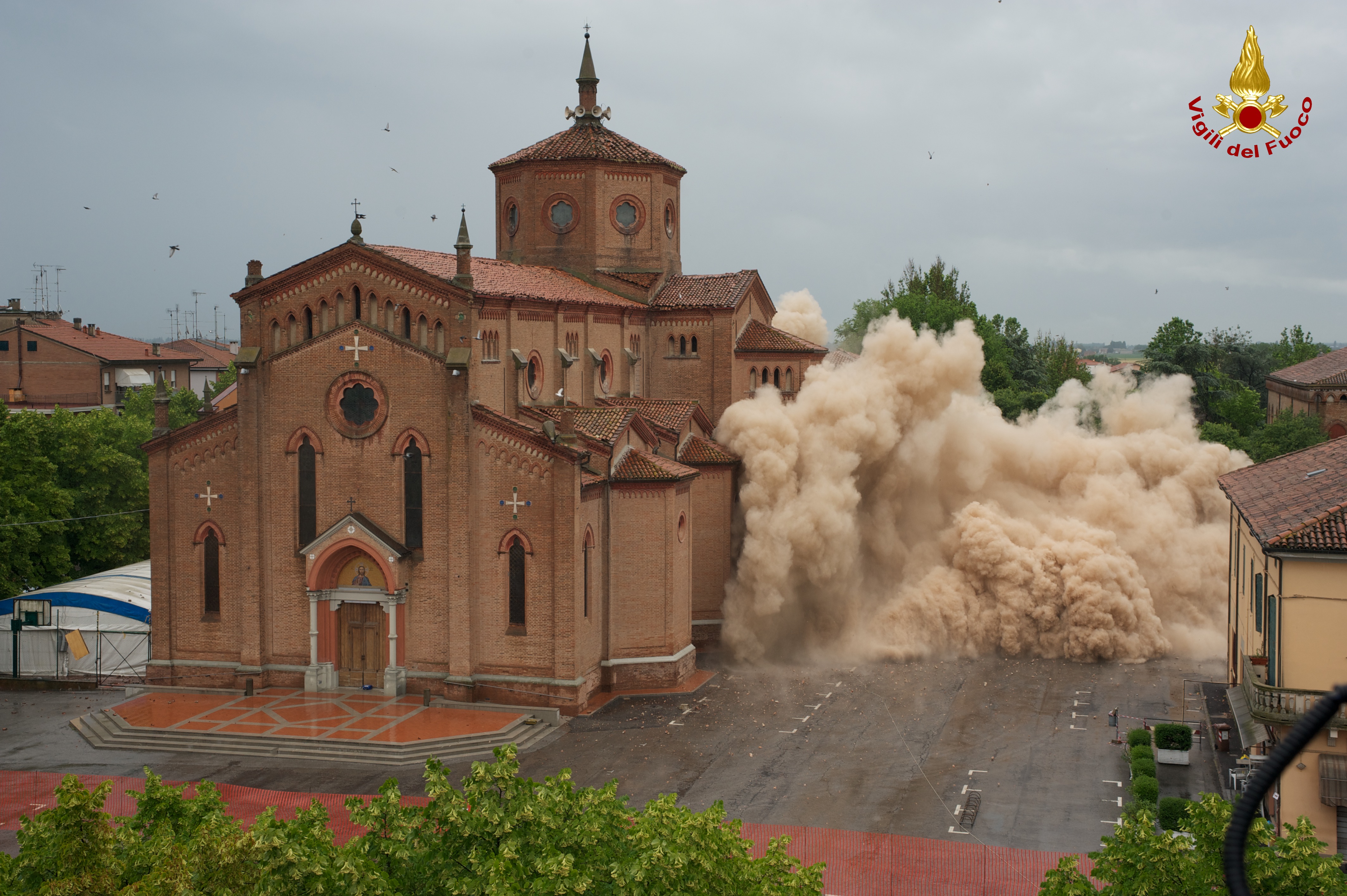 L'esplosione della carica controllata che ha fatto crollare il campanile della chiesa di San Michele Arcangelo a Poggio Renatico, Ferrara.