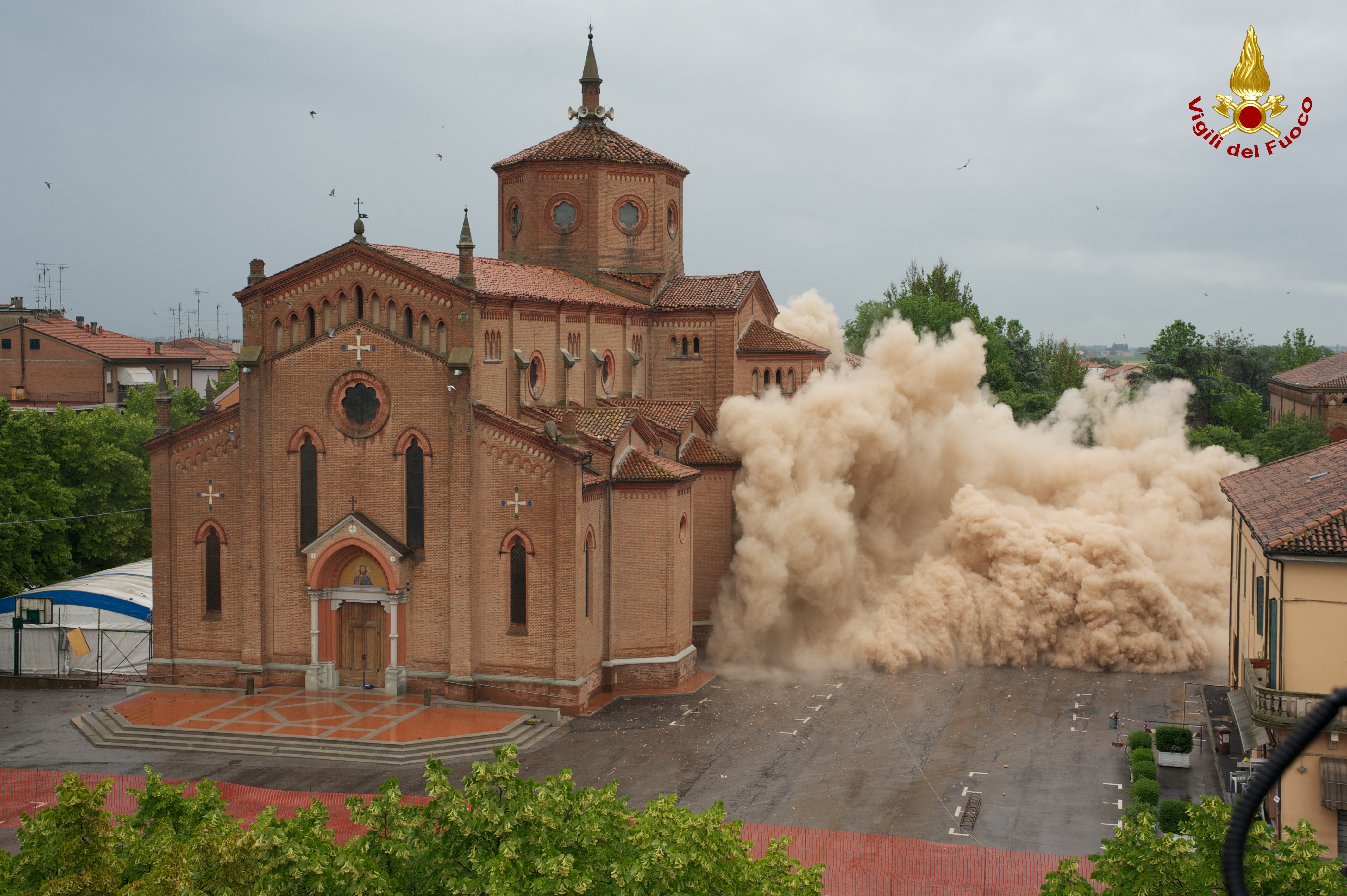 L'esplosione della carica controllata che ha fatto crollare il campanile della chiesa di San Michele Arcangelo a Poggio Renatico, Ferrara.