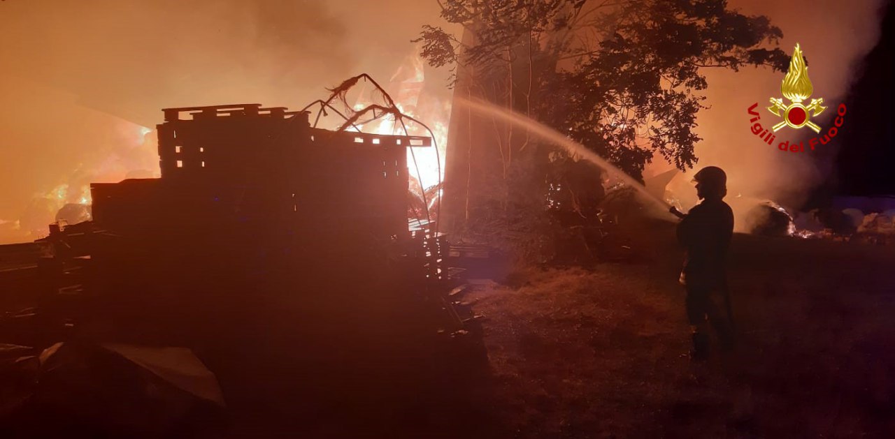 Rimini, vasto incendio in un fienile presso azienda agricola in localit S. Martino in Riparotta