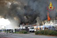 Ferrara, incendio capannone per la conservazione dei surgelati 
