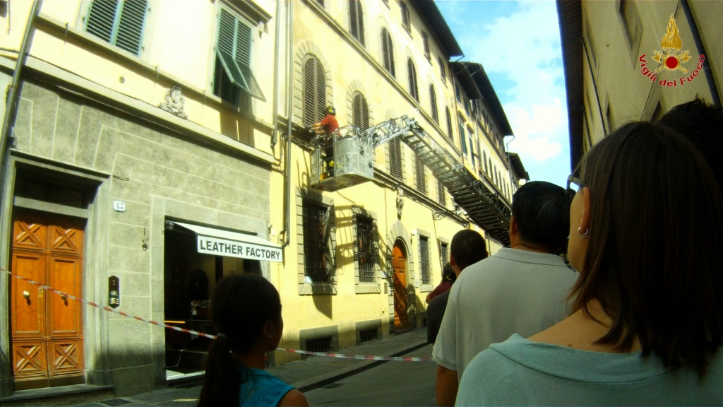 Firenze, cornicione pericolante in via Ricasoli