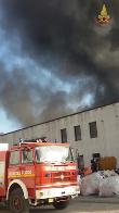 Prato, incendio in un'area industriale