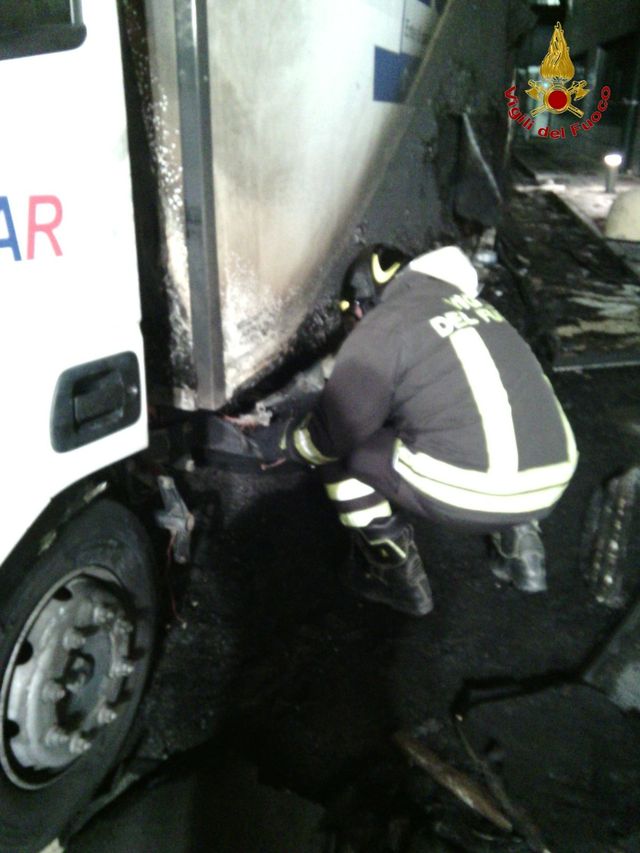 Firenze, in fiamme un autocarro all'ospedale 
