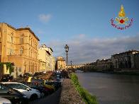 Firenze, una voragine si apre sul Lungarno