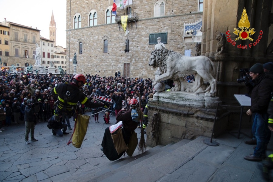 Firenze, la Befana dei Vigili del fuoco