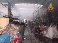 Forl-Cesena, incendio di un capannone adibito alla produzione di poltrone 