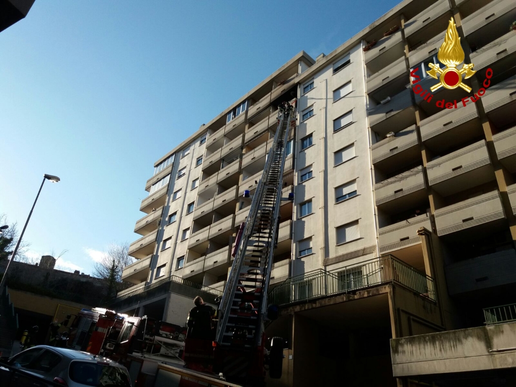 Trieste, incendio balcone al sesto piano di uno stabile