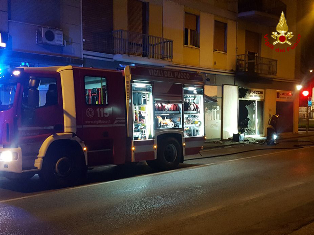 Verona, a fuoco nella notte negozio di materassi nella frazione di Parona
