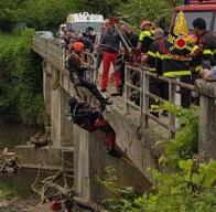 Frosinone, i Vigili del fuoco recuperano autovettura precipitata nel fiume Sacco