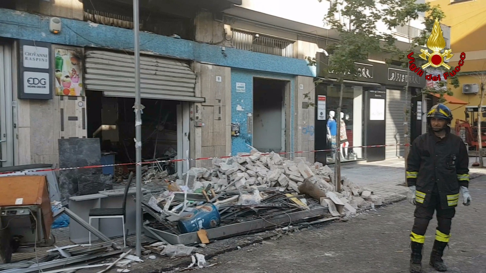 Cosenza, violenta esplosione distrugge un bar caffetteria in centro