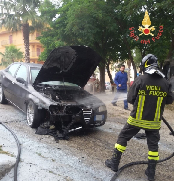Catanzaro, incendio autovettura a Davoli