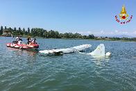 Recuperato un aereo caduto nelle acque del lago di Varese