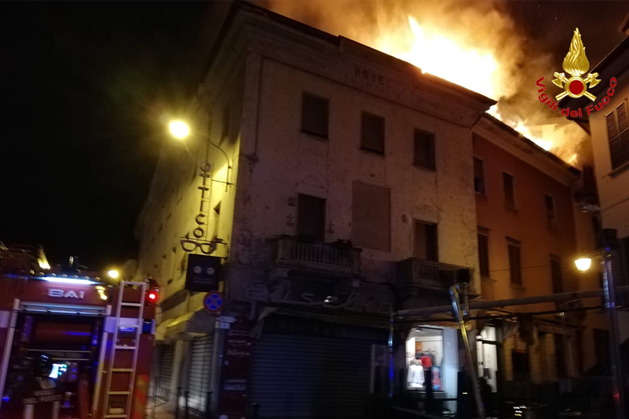 Le immagini dell'incendio in piazza Libert a Luino