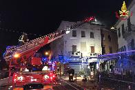 Le immagini dell'incendio in piazza Libert a Luino