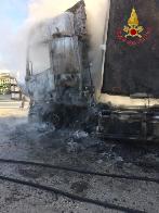 Forli-Cesena, incendio di un trattore con semirimorchio a Cesenatico