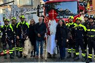 Trieste, i Vigili del fuoco portano San Nicol ai piccoli pazienti del Burlo