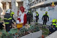 Trieste, i Vigili del fuoco portano San Nicol ai piccoli pazienti del Burlo