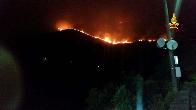 Genova, vasto incendio boschivo