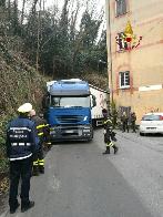 Genova, sgombrata una strada ostruita da un autoarticolato incastrato tra due pareti