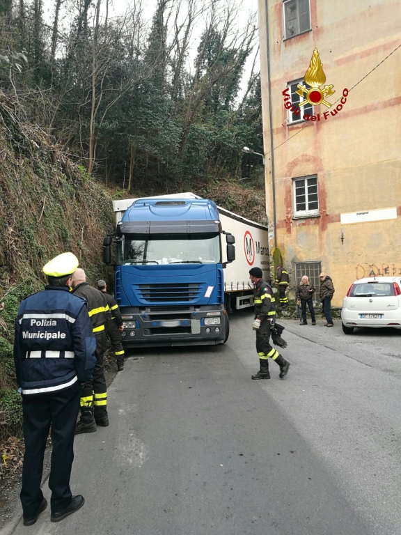 Genova, sgombrata una strada ostruita da un autoarticolato incastrato tra due pareti