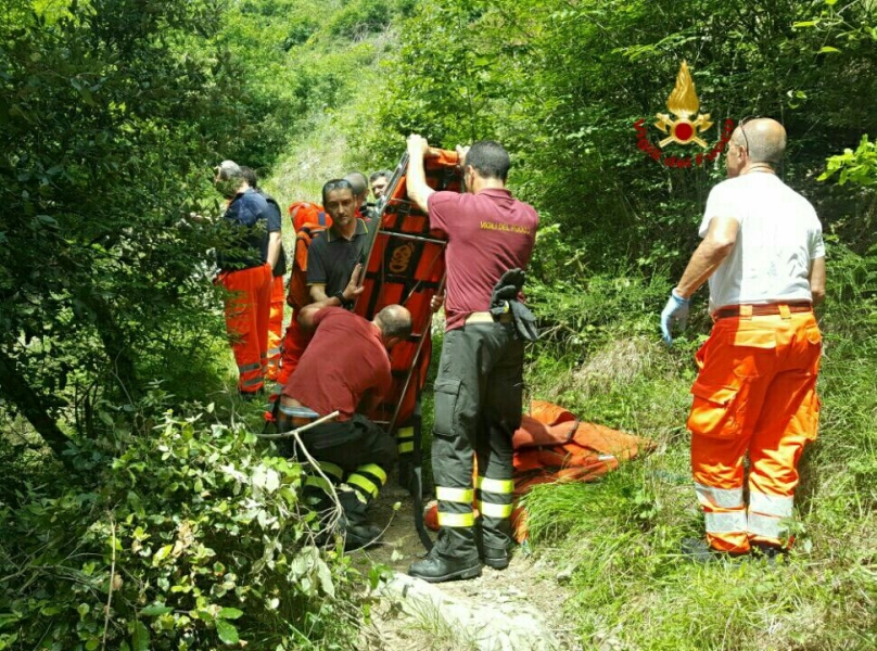 Genova, soccorso un motociclista caduto in un dirupo
