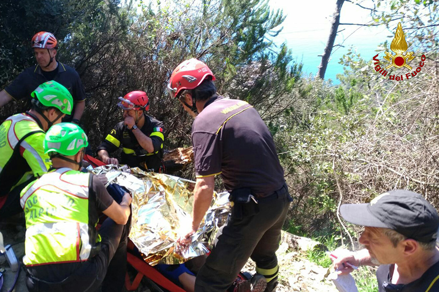 Recupero del turista americano caduto su un sentiero delle Cinque Terre