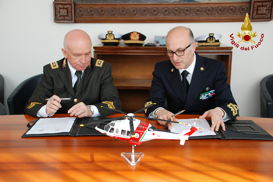 Firma dell'accordo tra Capitaneria e Comando Provinciale