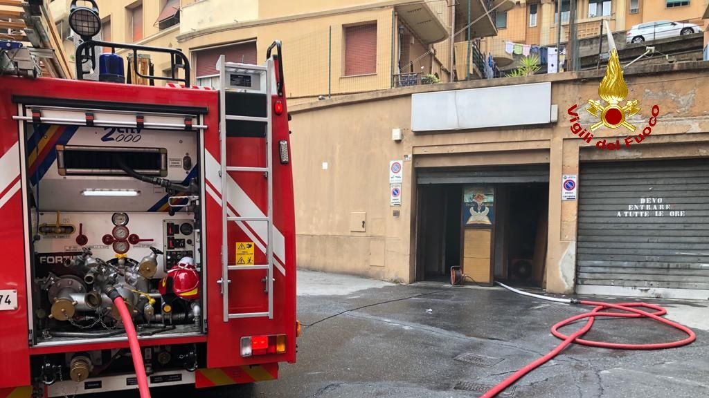 Genova, incendio locale in centro citt