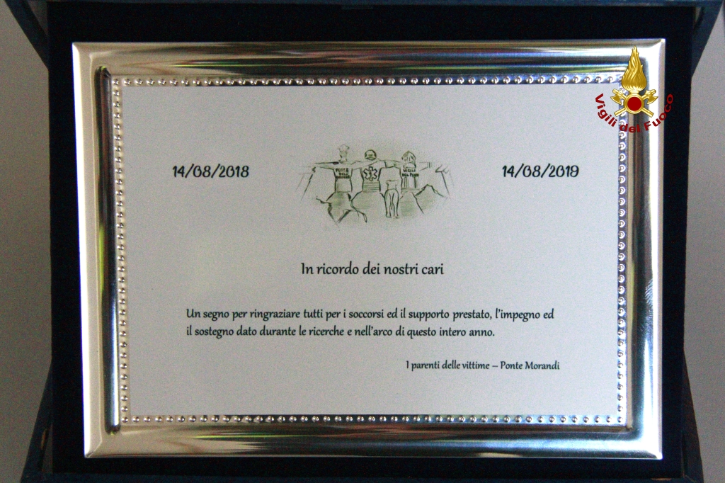 Genova, l'Associazione Vittime del Ponte Morandi ha consegnato una targa di ringraziamento ai Vigili del Fuoco