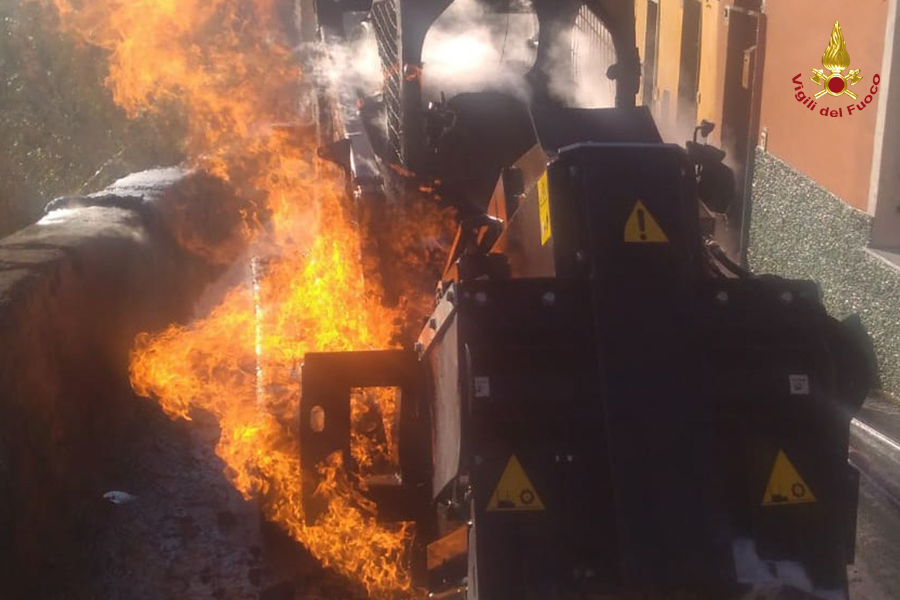 Macchina operatrice taglia il tubo del gas e provoca un incendio 