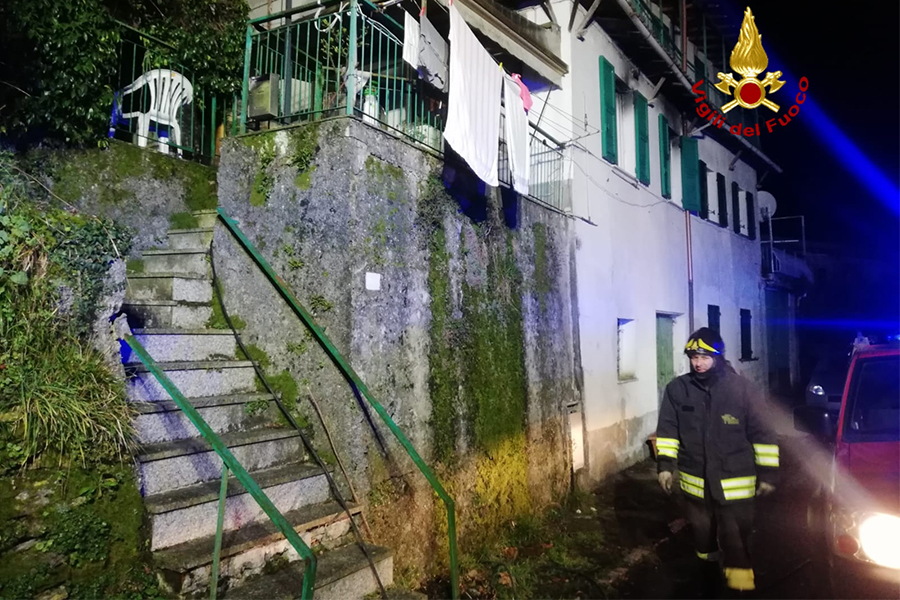 Genova, casa in fiamme a Bargagli: anziano salvato dai Vigili del fuoco