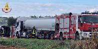 Grosseto, autocisterna di carburanti si ribalta sulla Voltina: Vigili del fuoco in azione