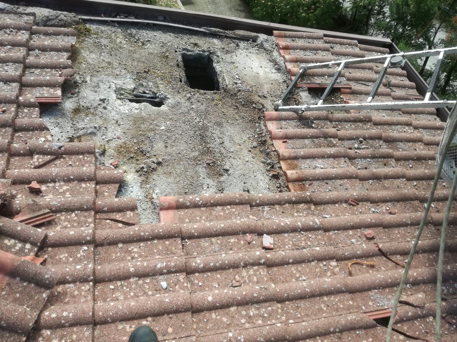 Isernia, verifica danni ad un tetto abitazione colpito da fulmine
