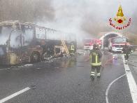 L'Aquila, fiamme su un autobus di linea lungo il tracciato della 