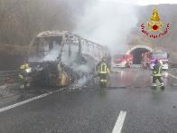 L'Aquila, fiamme su un autobus di linea lungo il tracciato della 