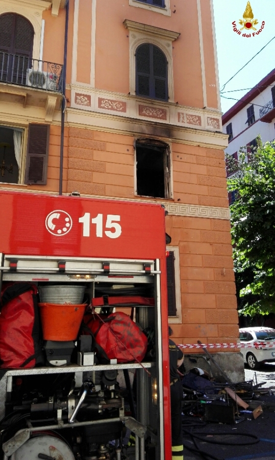 La Spezia, incendio appartamento e soccorso persona