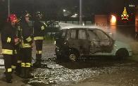 La Spezia, auto in fiamme nei pressi del complesso scolastico 