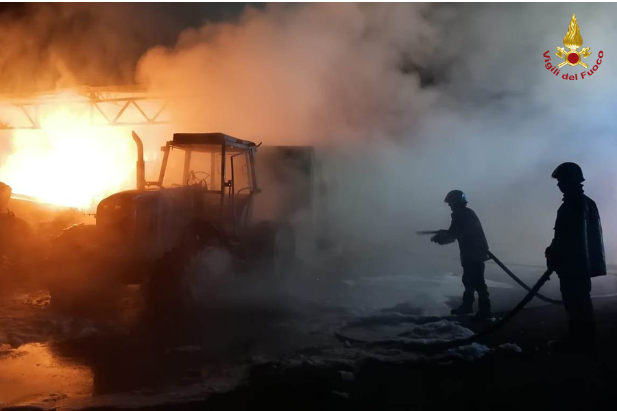 Latina, vasto incendio in un'azienda agricola a Sabaudia