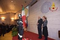 Il Presidente della Repubblica, Sergio Mattarella consegna la medaglia d'oro alla bandiera dei Vigili del Fuoco