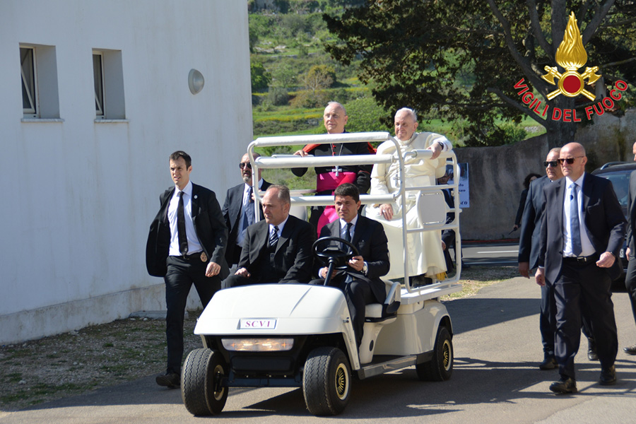 Alcuni momenti della visita di Bergoglio in Puglia