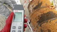 Lecce, verifica del contenuto di un fusto metallico spiaggiato sull'arenile marino