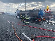 Genova, a fuoco un camion in transito nei pressi del casello autostradale Genova Aeroporto