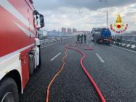 Genova, a fuoco un camion in transito nei pressi del casello autostradale Genova Aeroporto