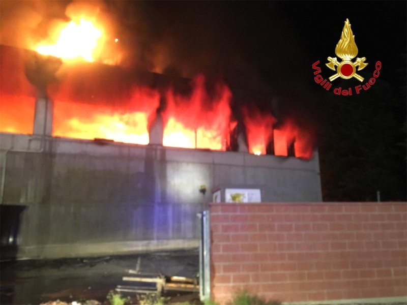 Lodi, incendio capannone industriale nel territorio di Codogno