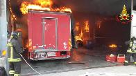 Varese, incendio automezzi custoditi all'interno di un capannone