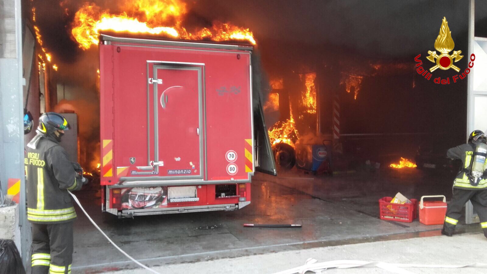 Varese, incendio automezzi custoditi all'interno di un capannone