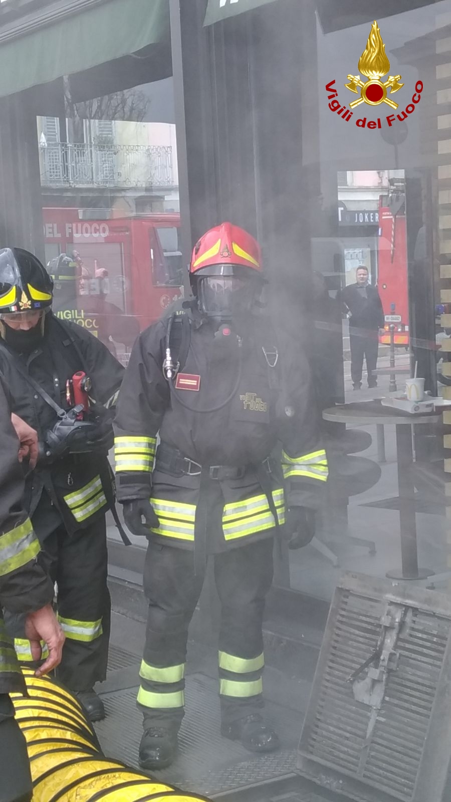 Milano, incendio nei box sotto attivit di ristorazione