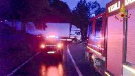 Varese, intervento dei Vigili del Fuoco per rimuovere un autocarro bloccato sulla provinciale